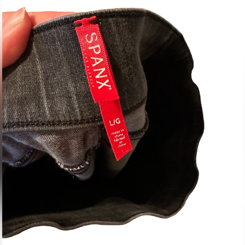 Spanx Black pull on jegging distressed - Picture 4 of 4